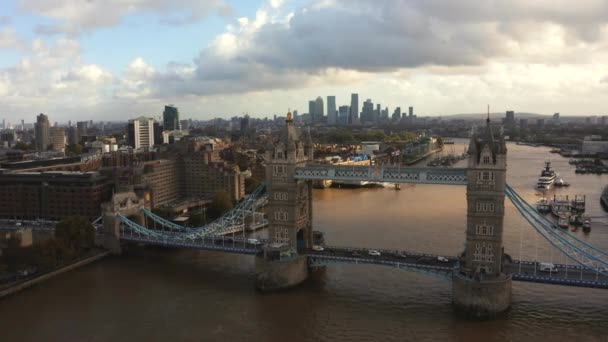 Veduta panoramica aerea del London Tower Bridge e del Tamigi — Video Stock