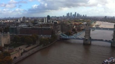 Londra Kule Köprüsü ve Thames Nehri 'nin panoramik şehir manzarası