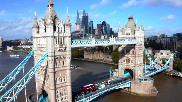 Letecký panoramatický výhled na Londýnský Tower Bridge a řeku Temži — Stock video