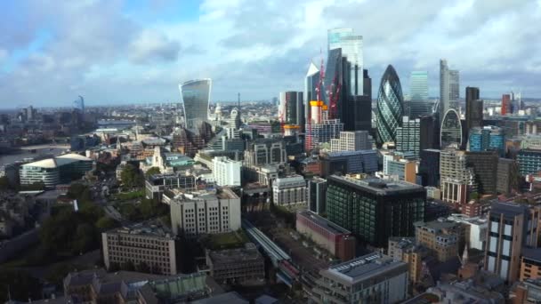 Letecká panoramatická scéna finanční čtvrti City Square Mile v Londýně — Stock video