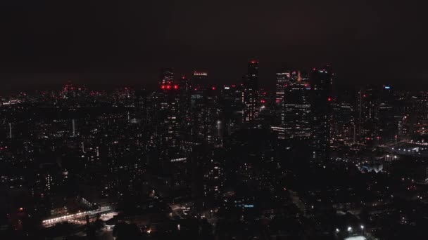 Vista aérea de aves del famoso complejo de rascacielos Canary Wharf — Vídeo de stock