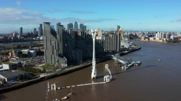 Вид с воздуха на канатные дороги Emirates Air Line в Лондоне. — стоковое видео
