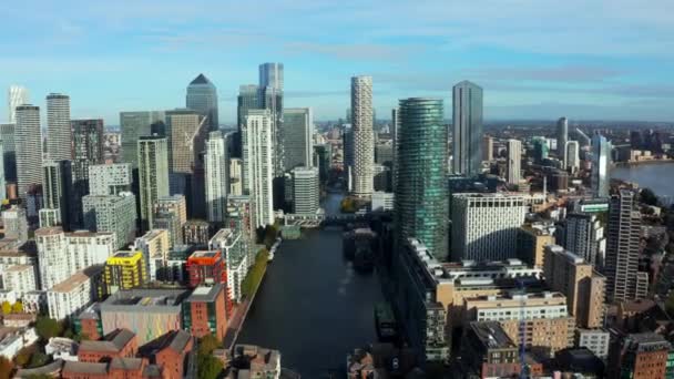 Uitzicht vanuit de lucht op de zakenwijk Canary Wharf in Londen. — Stockvideo