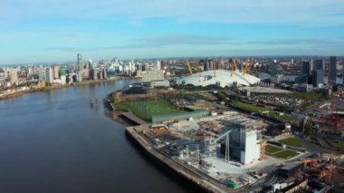 Londra 'daki Canary Wharf iş bölgesinin hava panoramik manzarası. 