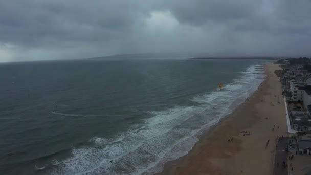 Volare su una spiaggia nuvolosa e tempestosa a Bournemouth, Inghilterra. — Video Stock