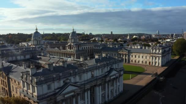 Panoramiczny widok z lotu ptaka na Greenwich Old Naval Academy — Wideo stockowe