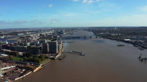 공중에서 본 런던 시 댐이나 템스 홍수 방벽. — 비디오