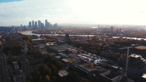 Vanuit de lucht gezien vanuit Londen. Vliegen over de Britse hoofdstad. — Stockvideo