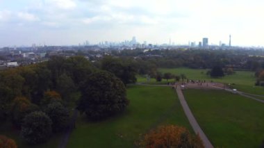 Bir sürü yeşil parkı ve gökdelenleri olan Londra 'nın güzel hava manzarası.