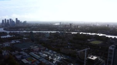 Yukarıdan havadan Londra manzarası. İngiliz başkentinin üzerinde uçuyor.