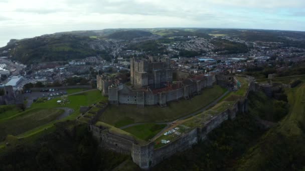 Vedere aeriană a Castelului Dover. Cele mai iconice dintre toate cetățile engleze. — Videoclip de stoc