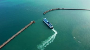 Dover limanının Dover, İngiltere 'deki feribot ve yolcu gemileriyle hava görüntüsü..