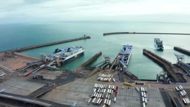 Luchtfoto van de haven van Dover met veerboten en cruiseschepen in Dover, Verenigd Koninkrijk. — Stockvideo