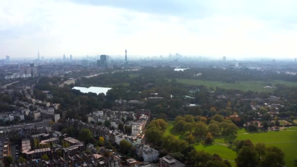 Hermosa vista aérea de Londres con muchos parques verdes y rascacielos de la ciudad — Vídeos de Stock