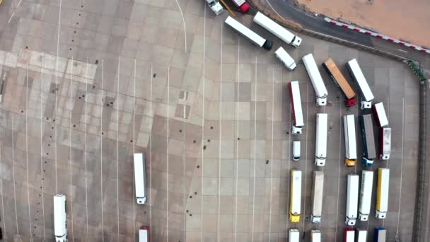Вид с воздуха на гавань и грузовики, припаркованные вдоль причала в Дувре, Англия. — стоковое видео