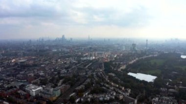 Bir sürü yeşil parkı ve gökdelenleri olan Londra 'nın güzel hava manzarası.