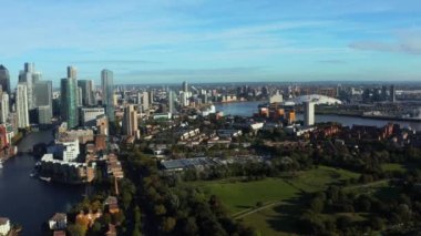 Londra 'daki Canary Wharf iş bölgesinin hava panoramik manzarası. 