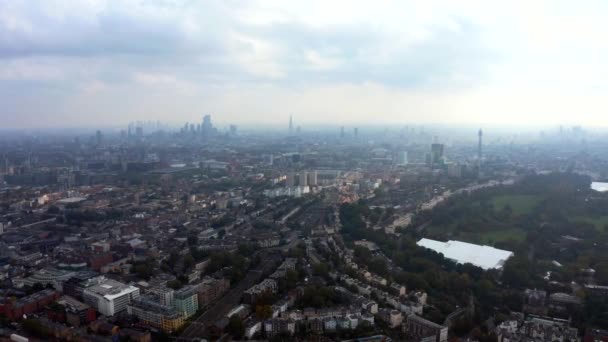 Prachtig uitzicht vanuit de lucht op Londen met veel groene parken en wolkenkrabbers — Stockvideo