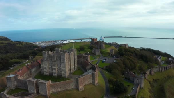 多佛城堡的空中景观。英国所有要塞中最具标志性的堡垒. — 图库视频影像