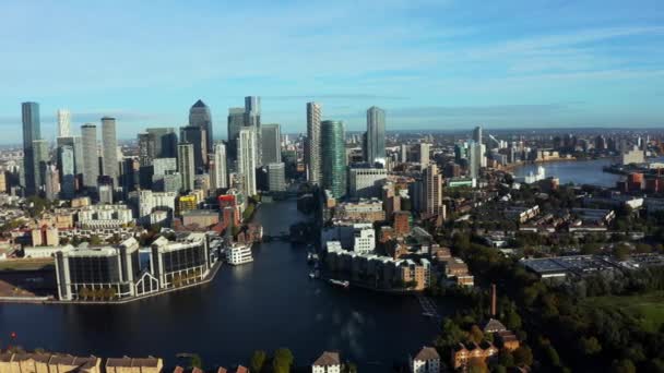 Панорамный вид на деловой район Canary Wharf в Лондоне. — стоковое видео