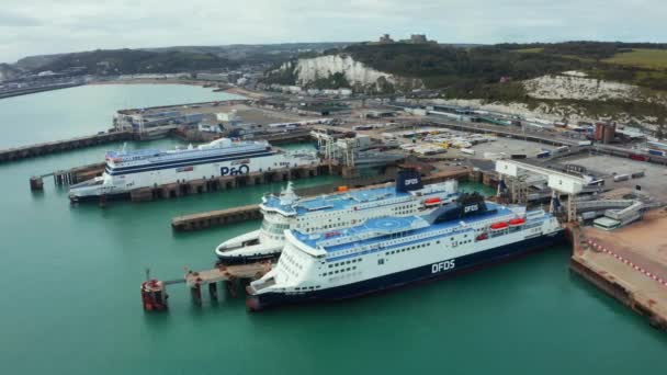 Luchtfoto van de haven van Dover met veerboten en cruiseschepen in Dover, Verenigd Koninkrijk. — Stockvideo