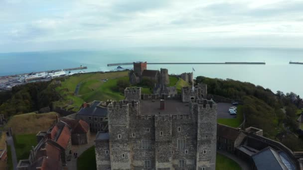 Vista aérea del Castillo de Dover. La fortaleza más icónica de todas las inglesas. — Vídeo de stock