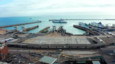 İngiltere 'nin Dover limanındaki liman ve kamyonların hava görüntüsü..