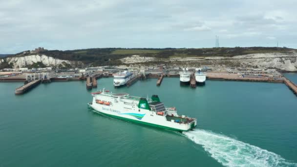 Letecký pohled na Doverský přístav s trajekty a výletními loděmi v Doveru, Velká Británie. — Stock video