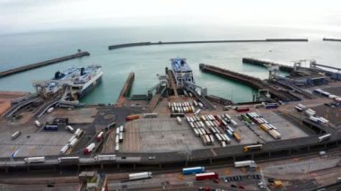 İngiltere 'nin Dover limanındaki liman ve kamyonların hava görüntüsü..