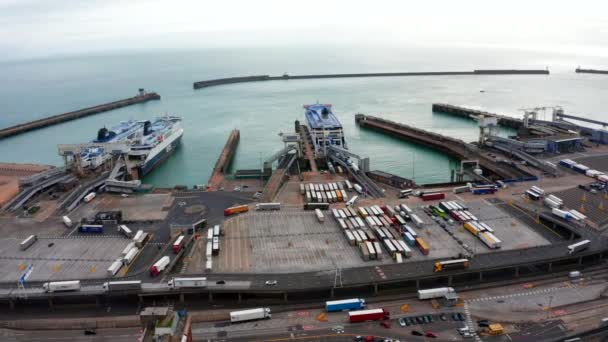 Vista aérea do porto e caminhões estacionados ao longo do lado em Dover Docks, Inglaterra. — Vídeo de Stock