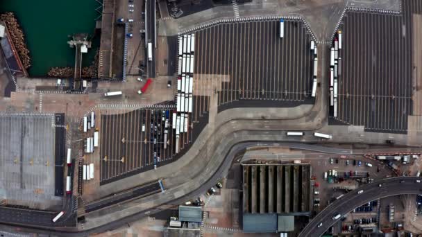 Vista aérea do porto e caminhões estacionados ao longo do lado em Dover Docks, Inglaterra. — Vídeo de Stock