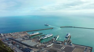 Dover limanının Dover, İngiltere 'deki feribot ve yolcu gemileriyle hava görüntüsü..