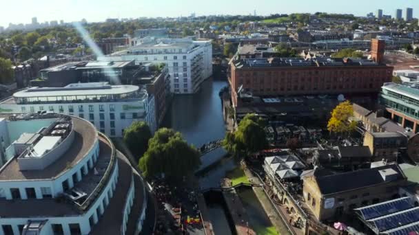 Letecký pohled na trh Camden Lock v Londýně — Stock video