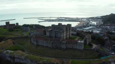 Dover Kalesi 'nin havadan görüntüsü. İngiliz kalelerinin en ikonu..