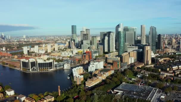 Aerial panoramic view of the Canary Wharf business district in London. — Stock Video
