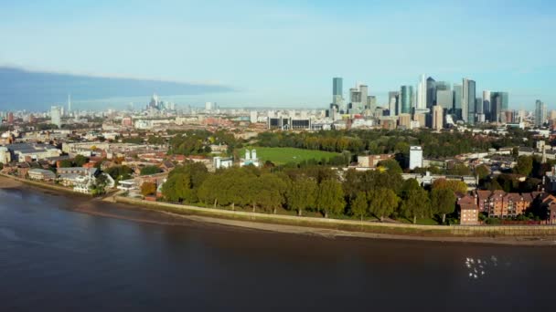 Veduta aerea panoramica del quartiere degli affari di Canary Wharf a Londra. — Video Stock