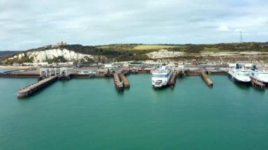 Dover limanının Dover, İngiltere 'deki feribot ve yolcu gemileriyle hava görüntüsü..