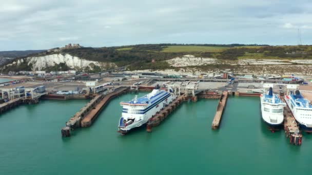 Widok z lotu ptaka na port w Dover z promami i statkami wycieczkowymi w Dover, UK. — Wideo stockowe