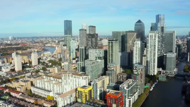 Uitzicht vanuit de lucht op de zakenwijk Canary Wharf in Londen. — Stockvideo