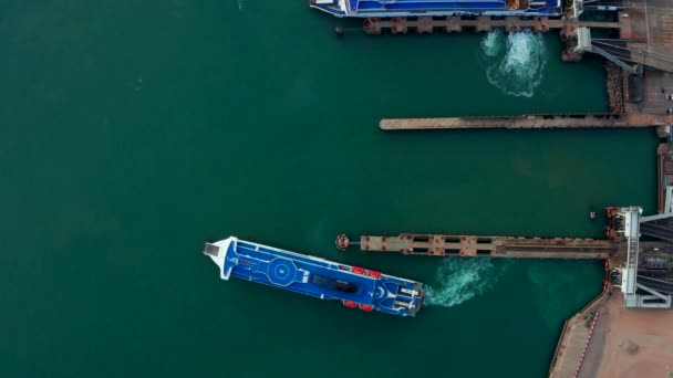 Vista aérea do porto de Dover com ferries e navios de cruzeiro em Dover, Reino Unido. — Vídeo de Stock