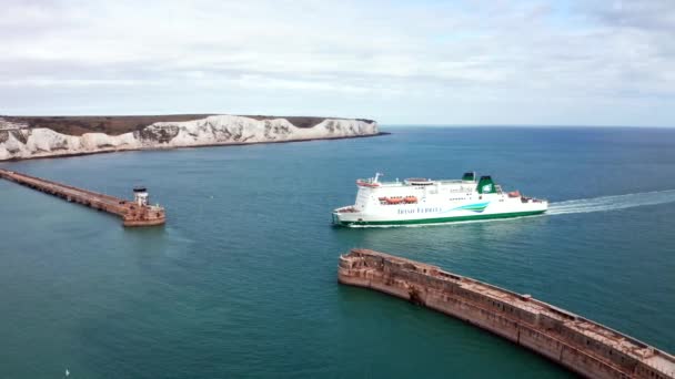 Letecký pohled na Doverský přístav s trajekty a výletními loděmi v Doveru, Velká Británie. — Stock video