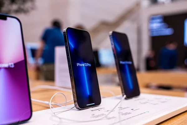 Apple Store 'da yeni bir iPhone 13 Pro