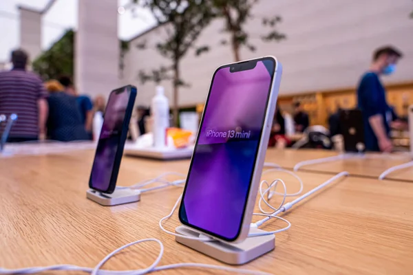 Een nieuwe iPhone 13 Pro in de Apple Store — Stockfoto