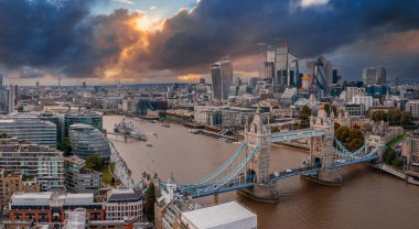 Londra Kule Köprüsü ve Thames Nehri 'nin hava panoramik günbatımı manzarası
