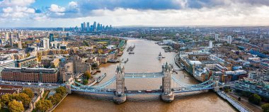 Londra Kulesi Köprüsü 'nün hava panoramik şehir manzarası