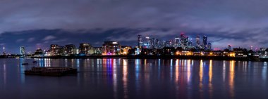 Londra 'daki Köpekler Adası' ndaki ünlü Kanarya Rıhtımı gökdelen kompleksine kuşları bakıyor.