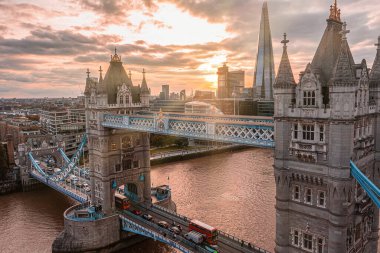 Londra Kule Köprüsü ve Thames Nehri 'nin hava panoramik günbatımı manzarası