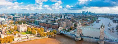 Londra Kulesi Köprüsü 'nün hava panoramik şehir manzarası