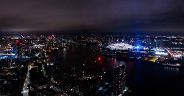 Londra 'daki Köpekler Adası' ndaki ünlü Kanarya Rıhtımı gökdelen kompleksine kuşları bakıyor.