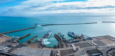 Birçok feribotla Dover limanının havadan görüntüsü.